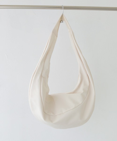 cheriella(シェリエラ)の「【cheriella】ワンショルダーホーボーバッグ ONE-SHOULDER HOBO BAG(ショルダーバッグ・レディース・ブラック/アイボリー/ブラウン・FREE)」の4枚目の写真
