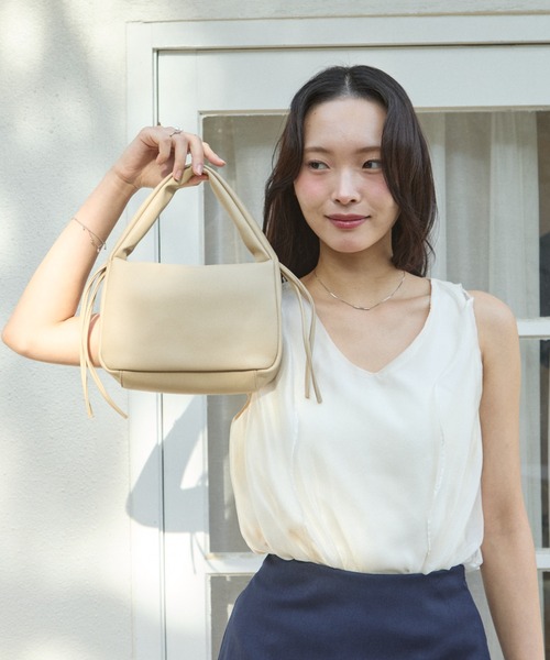 krahe(クレーエ)の「ギャザーハンドルミニバッグ(ハンドバッグ・レディース・ホワイト/ブラック/ベージュ/グリーン・FREE)」の6枚目の写真