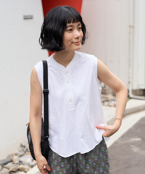 FREAK'S STORE(フリークスストア)の「Americana/アメリカーナ クロップド ノースリーブ ヘンリーネックトップス(Tシャツ/カットソー・レディース・グレー/ホワイト/ピンク・フリ-)」の2枚目の写真