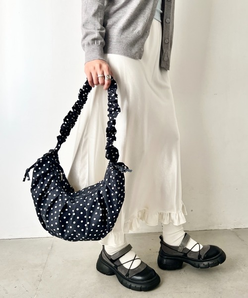 wears(ウェアーズ)の「2wayドットギャザーワンショルダーバッグ(ショルダーバッグ・レディース・ブラック/ホワイト・FREE)」の4枚目の写真