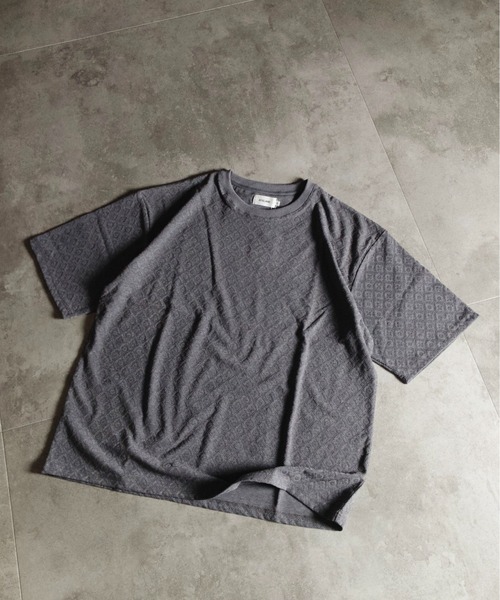 ATELANE(アテレーン)の「ATELANE /ダマスクジャガード/半袖TEE(Tシャツ/カットソー・メンズ・ベージュ/グレー・LARGE/MEDIUM)」の1枚目の写真