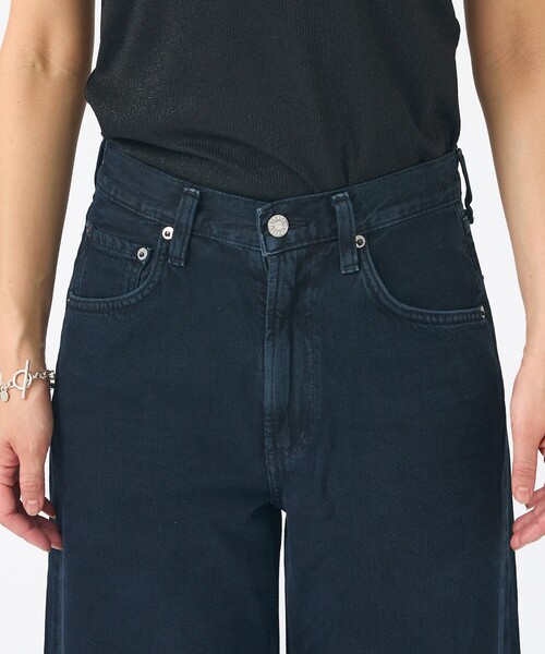 AGOLDE(エーゴールドイー)の「【AGOLDE/エーゴールドイー】Low Curve Crop Jean (Weightless) In Crushed クロップド カーブデニム(デニムパンツ・レディース・ブラック・24/25/26)」の6枚目の写真