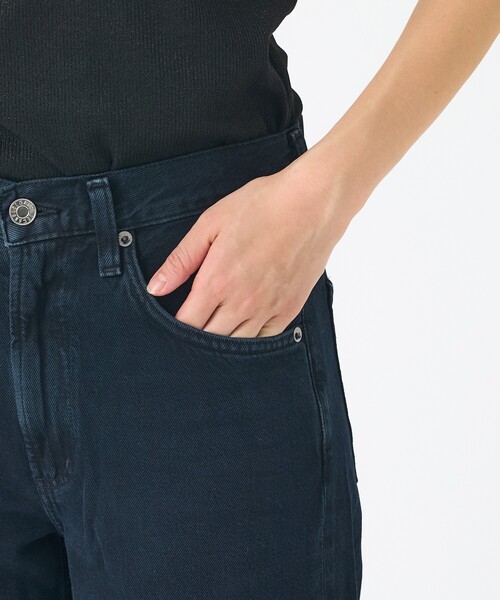 AGOLDE(エーゴールドイー)の「【AGOLDE/エーゴールドイー】Low Curve Crop Jean (Weightless) In Crushed クロップド カーブデニム(デニムパンツ・レディース・ブラック・24/25/26)」の5枚目の写真
