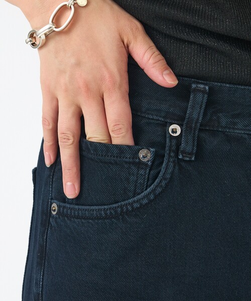 AGOLDE(エーゴールドイー)の「【AGOLDE/エーゴールドイー】Low Curve Crop Jean (Weightless) In Crushed クロップド カーブデニム(デニムパンツ・レディース・ブラック・24/25/26)」の4枚目の写真