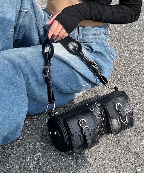 WESTBOY(ウエストボーイ)の「Y2K 2way ベルテッド バレル ショルダーバッグ WOG26S1BG02(ショルダーバッグ・レディース・ブラック・FREE)」の3枚目の写真