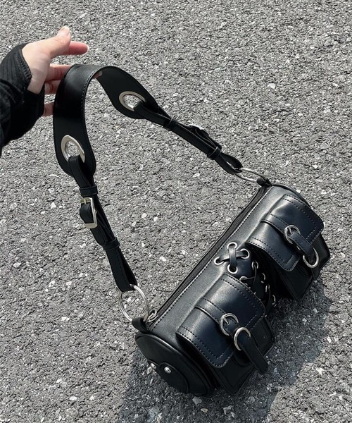 WESTBOY(ウエストボーイ)の「Y2K 2way ベルテッド バレル ショルダーバッグ WOG26S1BG02(ショルダーバッグ・レディース・ブラック・FREE)」の6枚目の写真