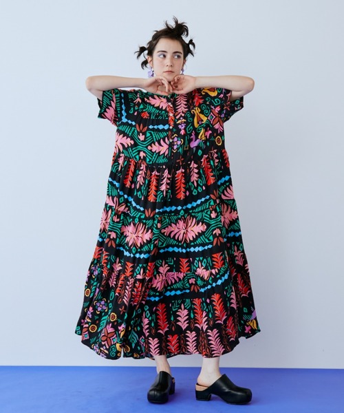 manana suerte(マニャーナスエルテ)の「ヴィンテージライクプリントティアードワンピース(ワンピース・レディース・ブラック・FREE)」の16枚目の写真