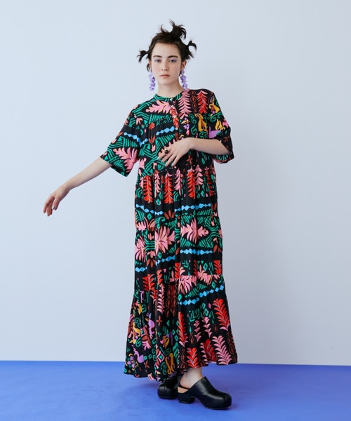 manana suerte(マニャーナスエルテ)の「ヴィンテージライクプリントティアードワンピース(ワンピース・レディース・ブラック・FREE)」の5枚目の写真