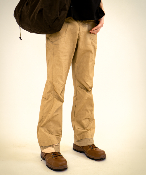 EULER(ユーラ)の「3Dレイヤードヘムパンツ(デザートベージュ)(その他パンツ・メンズ・ベージュ・LARGE/MEDIUM)」の2枚目の写真