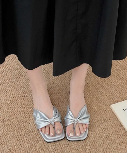 mebole(メボレ)の「フラットリボンサンダル(サンダル・レディース・ブラック/ホワイト/シルバー・SMALL/MEDIUM/LARGE)」の1枚目の写真
