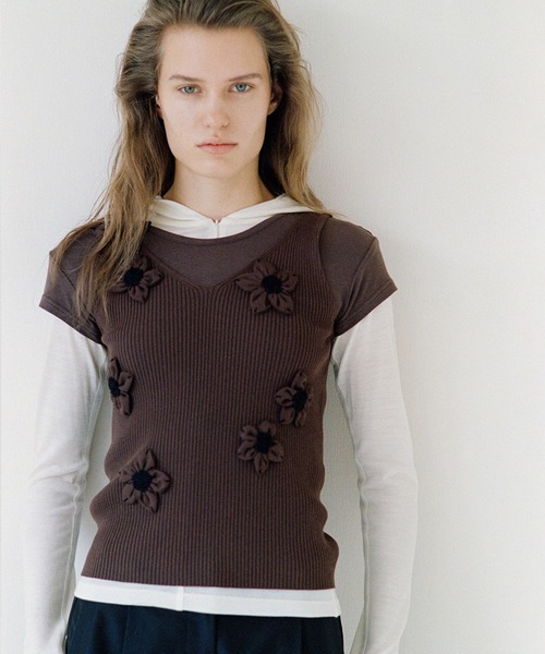 CLANE(クラネ)の「FLOWER MOTIF CAMI KNIT TOPS(ニット/セーター・レディース・ブラウン・2/1)」の1枚目の写真