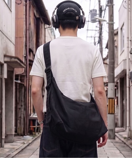 SPINNS(スピンズ)の「大容量コットンショルダーバッグ/無地・シンプル(ショルダーバッグ・メンズ・ホワイト/ブラック・ONESIZE)」の1枚目の写真