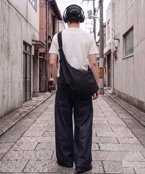 SPINNS(スピンズ)の「大容量コットンショルダーバッグ/無地・シンプル(ショルダーバッグ・メンズ・ホワイト/ブラック・ONESIZE)」の3枚目の写真