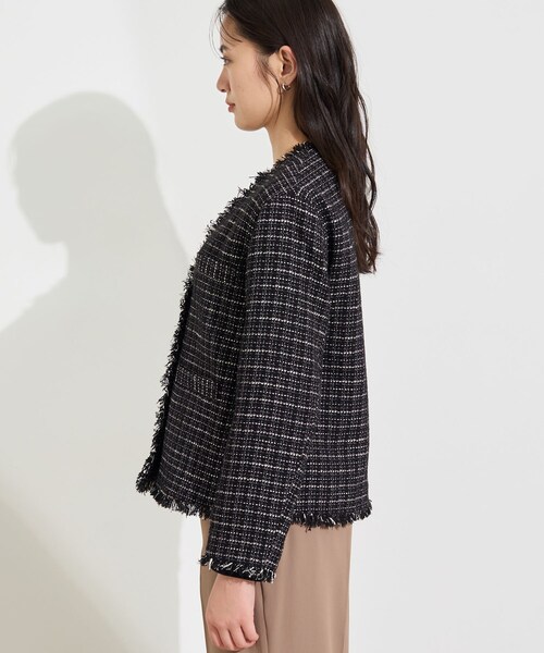 INDIVI(インディヴィ)の「【華やか/着回し力◎】上品ツイードVネックジャケット(ノーカラージャケット・レディース・サックスブルー系3/ブラック系3/ホワイト系6・13/15 /36/38/40/05/19)」の18枚目の写真