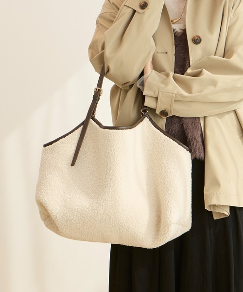 Aunely(オーネリー)の「【Aunely】気分で変えるボアリバーシブルバッグ<YOSOOIシリーズ>(トートバッグ・レディース・ダークブラウン/ブラック/アイボリー/チャコール・FREE)」の17枚目の写真