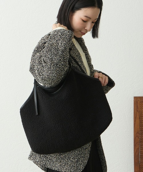Aunely(オーネリー)の「【Aunely】気分で変えるボアリバーシブルバッグ<YOSOOIシリーズ>(トートバッグ・レディース・ダークブラウン/ブラック/アイボリー/チャコール・FREE)」の8枚目の写真