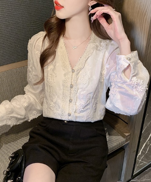 AMAJI(アマジ)の「Vネック 刺繍 長袖シャツ(シャツ/ブラウス・レディース・ホワイト・SMALL/MEDIUM/LARGE/X-LARGE)」の3枚目の写真