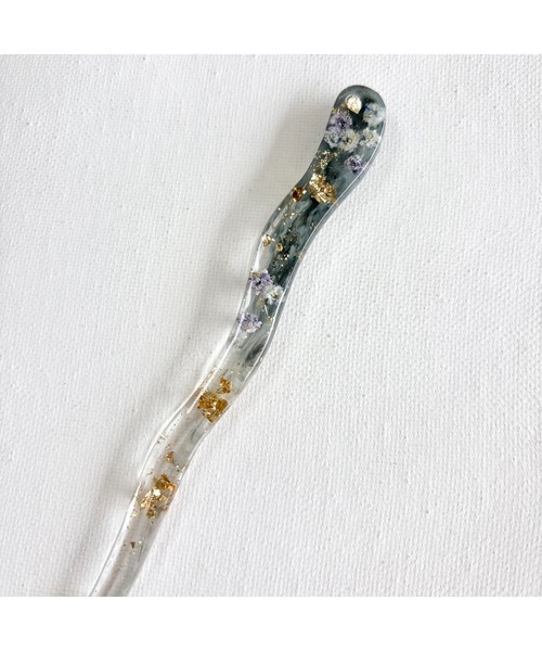 tone(トーン)の「【popochi】レジン ドライフラワー かんざし|着物 浴衣 夏 ラメ 金箔 銀箔 入り 和モダン ヘアアクセ 和風 簪(MA)(その他ヘアアクセサリー・レディース・ブラック/ブルー・FREE)」の4枚目の写真