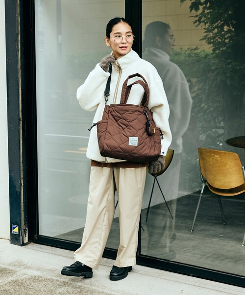 KiU（キウ）の「KiU×FREAK'S STORE/キウ×フリークスストア 別注SQUARE PADDED TOTE BAG（トートバッグ・レディース・グリーン/ブラック/その他1/ブラウン・ONE SIZE）」の2枚目の写真