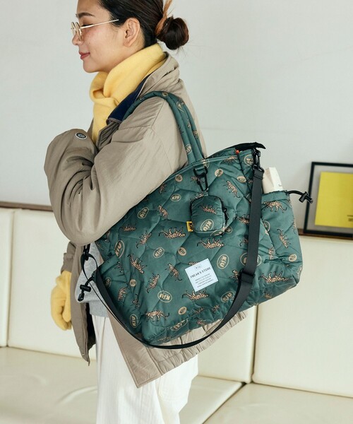 KiU（キウ）の「KiU×FREAK'S STORE/キウ×フリークスストア 別注SQUARE PADDED TOTE BAG（トートバッグ・レディース・グリーン/ブラック/その他1/ブラウン・ONE SIZE）」の3枚目の写真