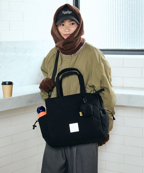 KiU（キウ）の「KiU×FREAK'S STORE/キウ×フリークスストア 別注SQUARE PADDED TOTE BAG（トートバッグ・レディース・グリーン/ブラック/その他1/ブラウン・ONE SIZE）」の8枚目の写真