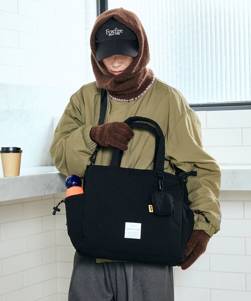 KiU（キウ）の「KiU×FREAK'S STORE/キウ×フリークスストア 別注SQUARE PADDED TOTE BAG（トートバッグ・レディース・グリーン/ブラック/その他1/ブラウン・ONE SIZE）」の9枚目の写真