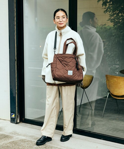 KiU（キウ）の「KiU×FREAK'S STORE/キウ×フリークスストア 別注SQUARE PADDED TOTE BAG（トートバッグ・レディース・グリーン/ブラック/その他1/ブラウン・ONE SIZE）」の10枚目の写真