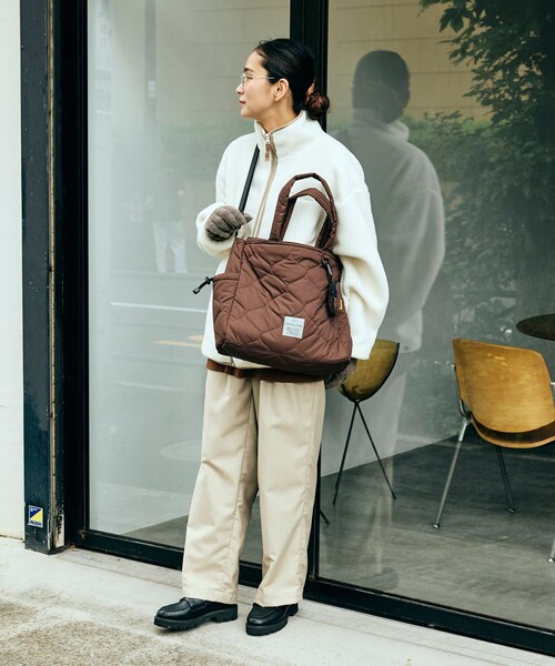 KiU（キウ）の「KiU×FREAK'S STORE/キウ×フリークスストア 別注SQUARE PADDED TOTE BAG（トートバッグ・レディース・グリーン/ブラック/その他1/ブラウン・ONE SIZE）」の12枚目の写真