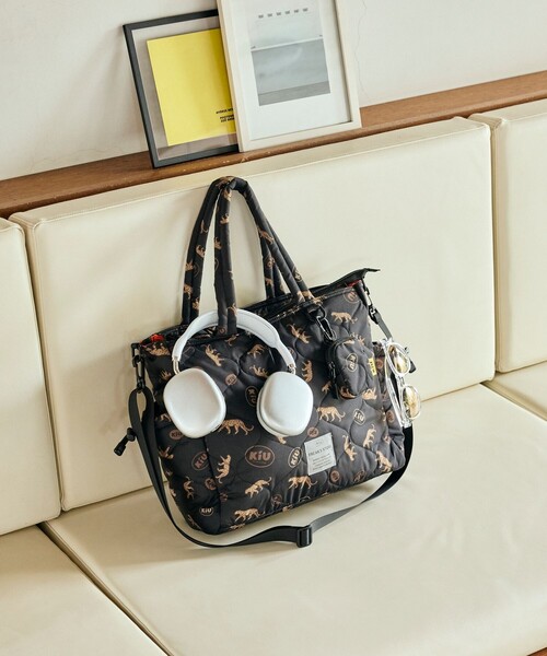 KiU（キウ）の「KiU×FREAK'S STORE/キウ×フリークスストア 別注SQUARE PADDED TOTE BAG（トートバッグ・レディース・グリーン/ブラック/その他1/ブラウン・ONE SIZE）」の13枚目の写真