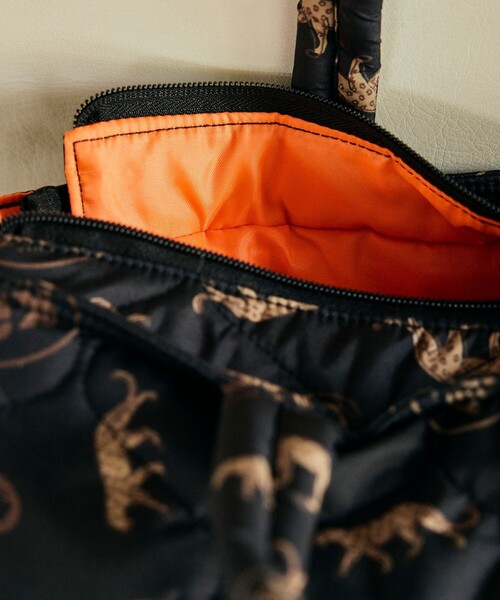KiU（キウ）の「KiU×FREAK'S STORE/キウ×フリークスストア 別注SQUARE PADDED TOTE BAG（トートバッグ・レディース・グリーン/ブラック/その他1/ブラウン・ONE SIZE）」の22枚目の写真