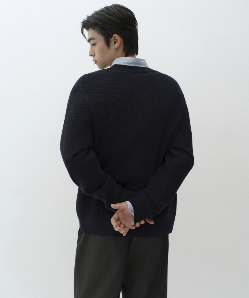 MUSINSA STANDARD（ムシンサスタンダード）の「[ビクトリアウール] ミニマルリブドVネックニット [ネイビー]（ニット/セーター・メンズ・その他・SMALL/MEDIUM/2XL/LARGE/X-LARGE）」の5枚目の写真