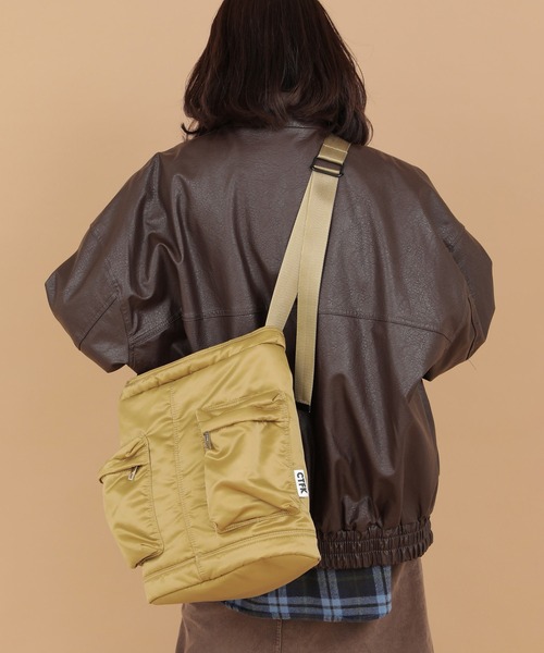 CONTROL FREAK / CTFK(コントロールフリーク)の「CONTROL FREAK / CTFK(コントロールフリーク/シーティーエフケー)ダブルポケットショルダートート(トートバッグ・レディース・ブラック/カーキ・FREE)」の2枚目の写真