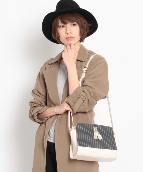 THE EMPORIUM(ジエンポリアム)の「タッセルショルダー(ショルダーバッグ・レディース・ブラック系その他/ホワイト/レッド/ブラック・00)」の1枚目の写真