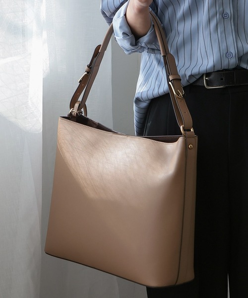 VitaFelice（ヴィータフェリーチェ）の「A4対応 通勤トートバッグ 11ポケット 自立 ワンハンドルショルダー 【パスケース付き】 ビジネスバッグ（トートバッグ・レディース・ブラック/グレー/キャメル/ワイン/オレンジ/ベージュ系その他/ライトグリーン/チョコ/ベージュ系その他2/ブルー系その他/バーガンディー/ライトグレー/ダークグリーン/モカ/ネイビー・FREE）」の4枚目の写真