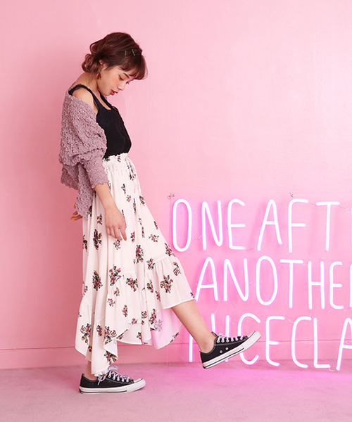 one after another NICE CLAUP（ワンアフターアナザーナイスクラップ）の「レトロ花柄スカート（スカート・レディース・アイボリー/ブラック/ブルー系その他・FREE）」の4枚目の写真