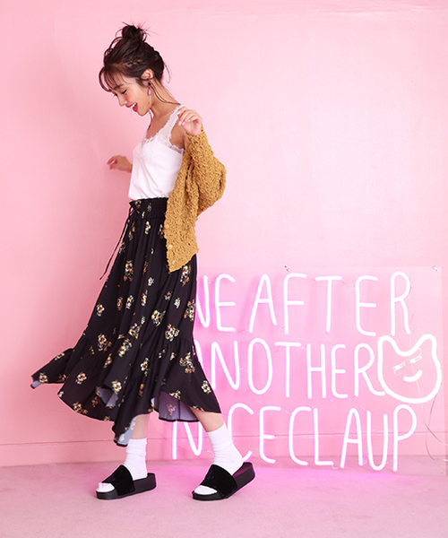 one after another NICE CLAUP（ワンアフターアナザーナイスクラップ）の「レトロ花柄スカート（スカート・レディース・アイボリー/ブラック/ブルー系その他・FREE）」の9枚目の写真