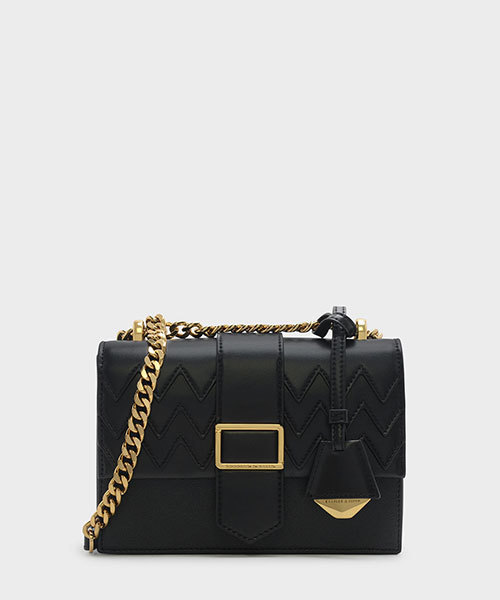 CHARLES & KEITH（チャールズ & キース）の「ドレッシースリングバッグ / DRESSY SLING BAG（メッセンジャーバッグ・レディース・ブラック/レッド/ピンク・S）」の2枚目の写真