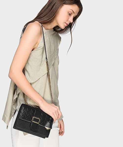 CHARLES & KEITH（チャールズ & キース）の「ドレッシースリングバッグ / DRESSY SLING BAG（メッセンジャーバッグ・レディース・ブラック/レッド/ピンク・S）」の4枚目の写真
