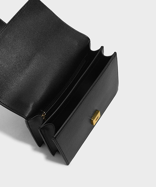 CHARLES & KEITH（チャールズ & キース）の「ドレッシースリングバッグ / DRESSY SLING BAG（メッセンジャーバッグ・レディース・ブラック/レッド/ピンク・S）」の7枚目の写真