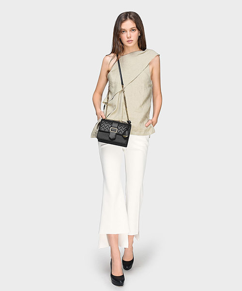 CHARLES & KEITH（チャールズ & キース）の「ドレッシースリングバッグ / DRESSY SLING BAG（メッセンジャーバッグ・レディース・ブラック/レッド/ピンク・S）」の8枚目の写真