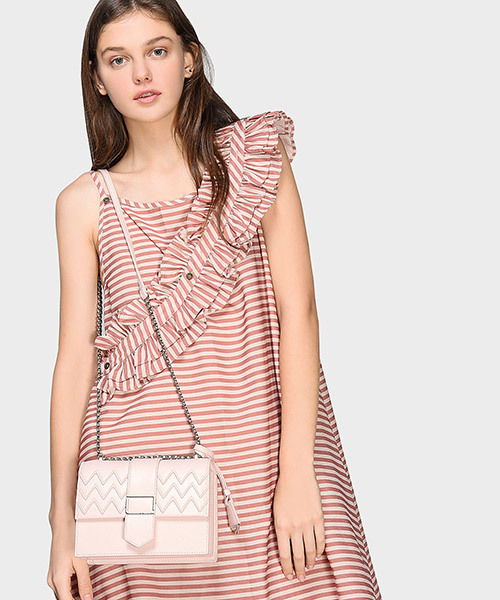 CHARLES & KEITH（チャールズ & キース）の「ドレッシースリングバッグ / DRESSY SLING BAG（メッセンジャーバッグ・レディース・ブラック/レッド/ピンク・S）」の9枚目の写真