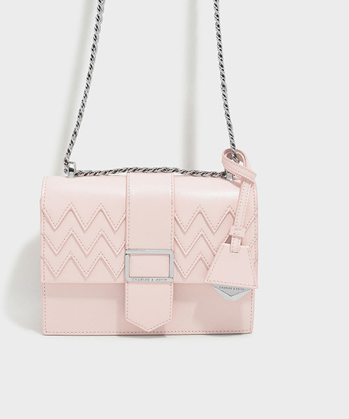 CHARLES & KEITH（チャールズ & キース）の「ドレッシースリングバッグ / DRESSY SLING BAG（メッセンジャーバッグ・レディース・ブラック/レッド/ピンク・S）」の10枚目の写真