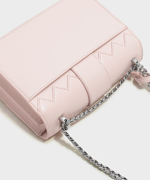 CHARLES & KEITH（チャールズ & キース）の「ドレッシースリングバッグ / DRESSY SLING BAG（メッセンジャーバッグ・レディース・ブラック/レッド/ピンク・S）」の11枚目の写真