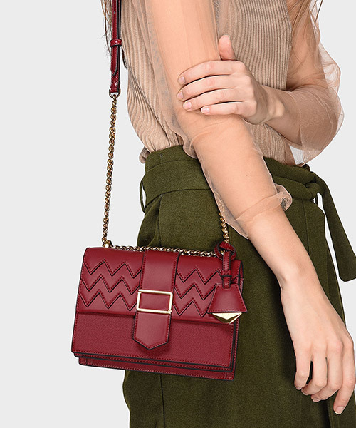 CHARLES & KEITH（チャールズ & キース）の「ドレッシースリングバッグ / DRESSY SLING BAG（メッセンジャーバッグ・レディース・ブラック/レッド/ピンク・S）」の14枚目の写真