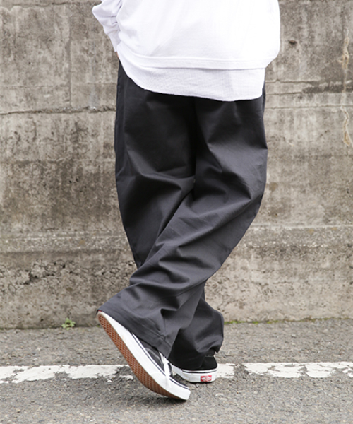 kutir（クティール）の「LOOSE WIDE PANTS / ルーズワイドストレートパンツ ストレッチチノ（チノパンツ・メンズ・ブラック/ベージュ/グレー・MEDIUM/LARGE）」の16枚目の写真