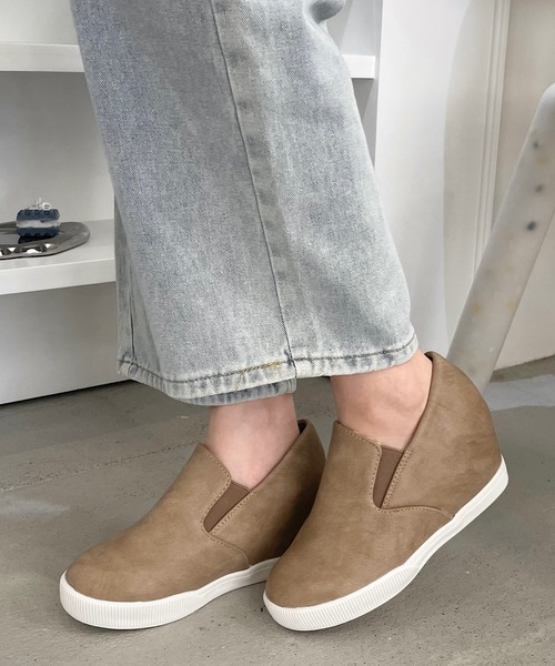 shopnikoniko（ショップニコニコ）の「スリッポン スニーカー インヒール 厚底 インヒールスニーカー（スリッポン・レディース・ブラック/ネイビー/グレー/ブラック系その他/グレー系その他/ブルー系その他/アイボリー/ホワイト/ブラック系その他2/グレー系その他2/ブラック系その他3/ブルー系その他2/キャメル/ホワイト系その他/ブラック系その他4/ベージュ/ブラック系その他5/ブラック系その他6/グレー系その他3/ブラウン系その他/ブラウン・22.5cm/23cm/23.5cm/24cm/24.5cm/25cm）」の17枚目の写真