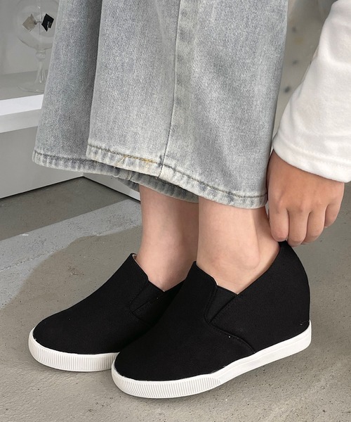 shopnikoniko（ショップニコニコ）の「スリッポン スニーカー インヒール 厚底 インヒールスニーカー（スリッポン・レディース・ブラック/ネイビー/グレー/ブラック系その他/グレー系その他/ブルー系その他/アイボリー/ホワイト/ブラック系その他2/グレー系その他2/ブラック系その他3/ブルー系その他2/キャメル/ホワイト系その他/ブラック系その他4/ベージュ/ブラック系その他5/ブラック系その他6/グレー系その他3/ブラウン系その他/ブラウン・22.5cm/23cm/23.5cm/24cm/24.5cm/25cm）」の6枚目の写真