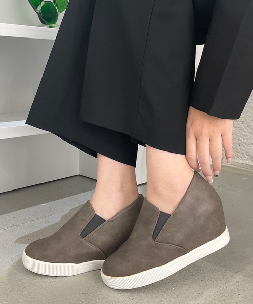 shopnikoniko（ショップニコニコ）の「スリッポン スニーカー インヒール 厚底 インヒールスニーカー（スリッポン・レディース・ブラック/ネイビー/グレー/ブラック系その他/グレー系その他/ブルー系その他/アイボリー/ホワイト/ブラック系その他2/グレー系その他2/ブラック系その他3/ブルー系その他2/キャメル/ホワイト系その他/ブラック系その他4/ベージュ/ブラック系その他5/ブラック系その他6/グレー系その他3/ブラウン系その他/ブラウン・22.5cm/23cm/23.5cm/24cm/24.5cm/25cm）」の14枚目の写真