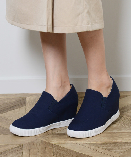 shopnikoniko（ショップニコニコ）の「スリッポン スニーカー インヒール 厚底 インヒールスニーカー（スリッポン・レディース・ブラック/ネイビー/グレー/ブラック系その他/グレー系その他/ブルー系その他/アイボリー/ホワイト/ブラック系その他2/グレー系その他2/ブラック系その他3/ブルー系その他2/キャメル/ホワイト系その他/ブラック系その他4/ベージュ/ブラック系その他5/ブラック系その他6/グレー系その他3/ブラウン系その他/ブラウン・22.5cm/23cm/23.5cm/24cm/24.5cm/25cm）」の20枚目の写真