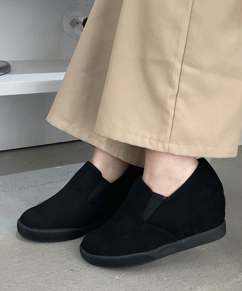 shopnikoniko（ショップニコニコ）の「スリッポン スニーカー インヒール 厚底 インヒールスニーカー（スリッポン・レディース・ブラック/ネイビー/グレー/ブラック系その他/グレー系その他/ブルー系その他/アイボリー/ホワイト/ブラック系その他2/グレー系その他2/ブラック系その他3/ブルー系その他2/キャメル/ホワイト系その他/ブラック系その他4/ベージュ/ブラック系その他5/ブラック系その他6/グレー系その他3/ブラウン系その他/ブラウン・22.5cm/23cm/23.5cm/24cm/24.5cm/25cm）」の4枚目の写真